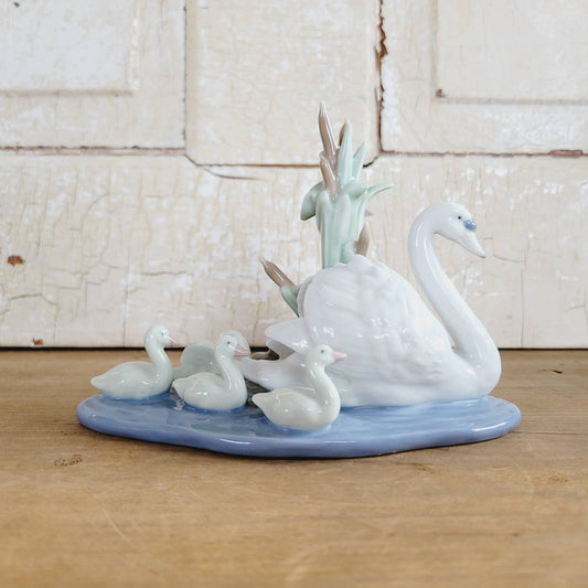 Lladro Follow Me Swans Swimming Mom and Babies Cygnets Figurine 5722 Retired